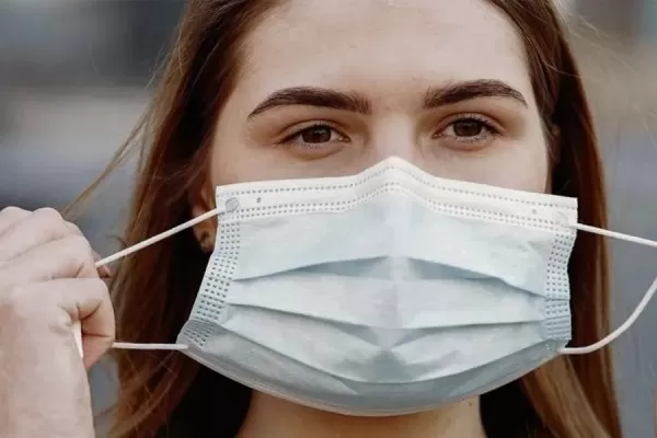 Un infectólogo criticó la decisión de CABA de dejar de exigir el barbijo en lugares cerrados