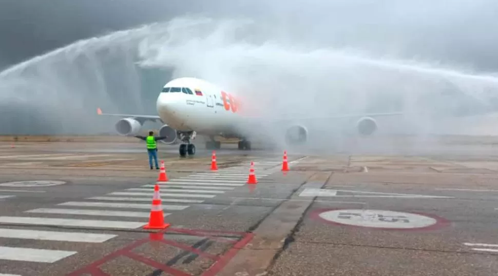 BAUTISMO. Así recibieron en la isla Margarita al Airbus venezolano. @BAERVenezuela