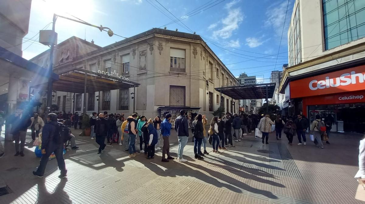 Antes del finde largo, se formó una fila de más de 200 metros en el Correo Argentino