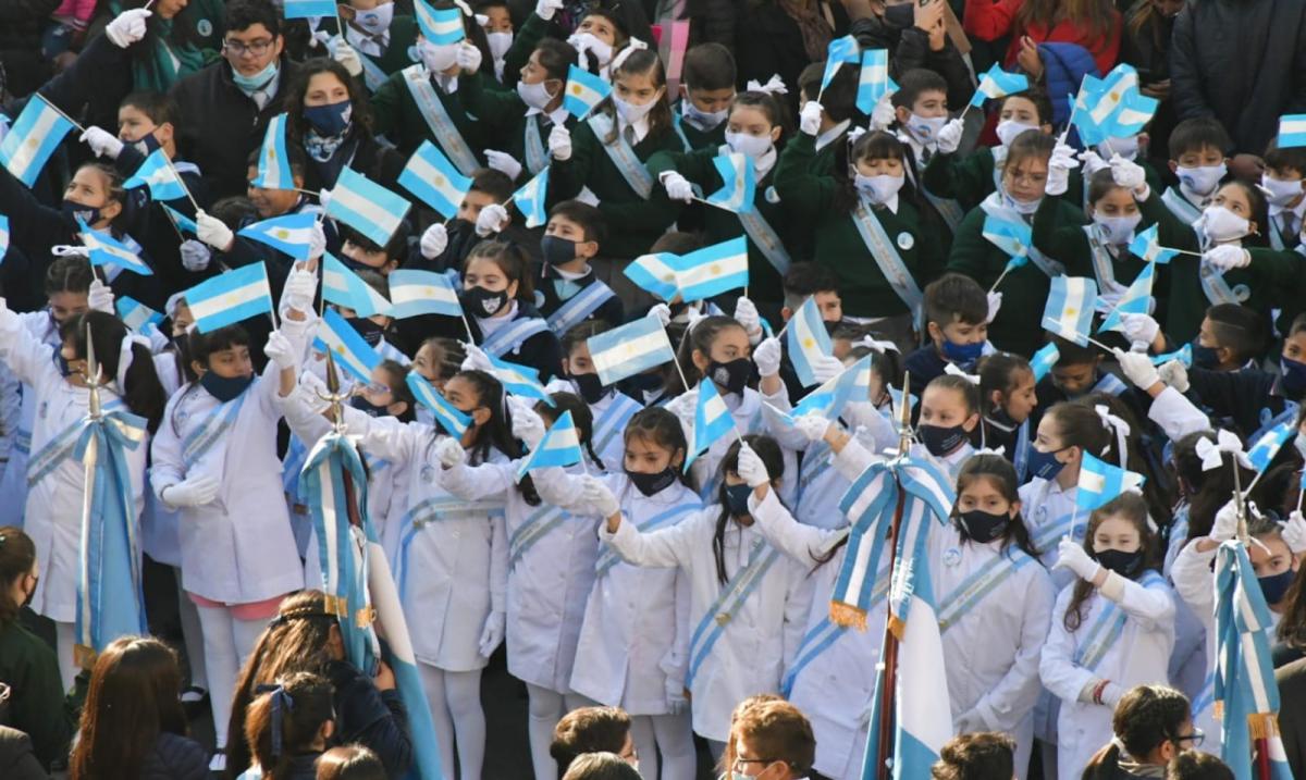 Miles de alumnos prometieron lealtad a la Bandera en la plaza Independencia