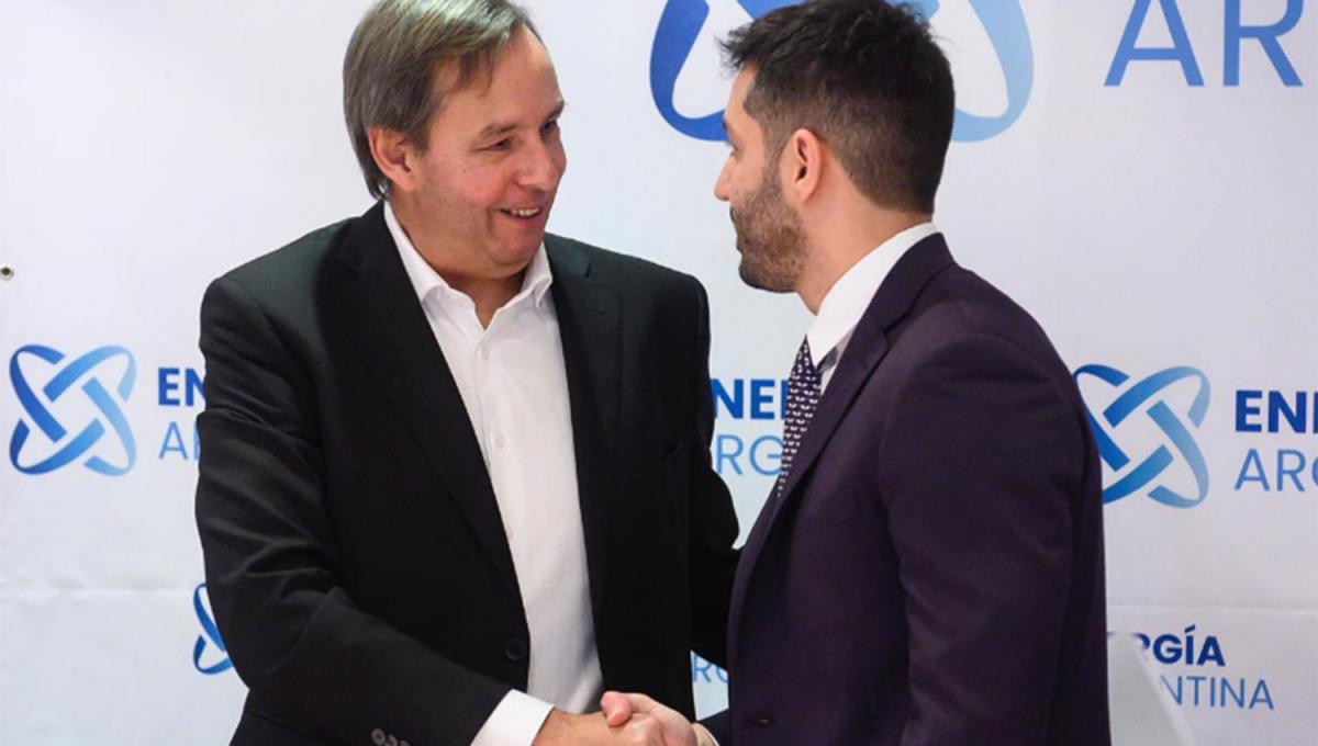 PRIMER PASO. Un integrante de la empresa SIAT S.A. (Tenaris) estrecha su mano con Agustín Gerez, de Energía Argentina. 