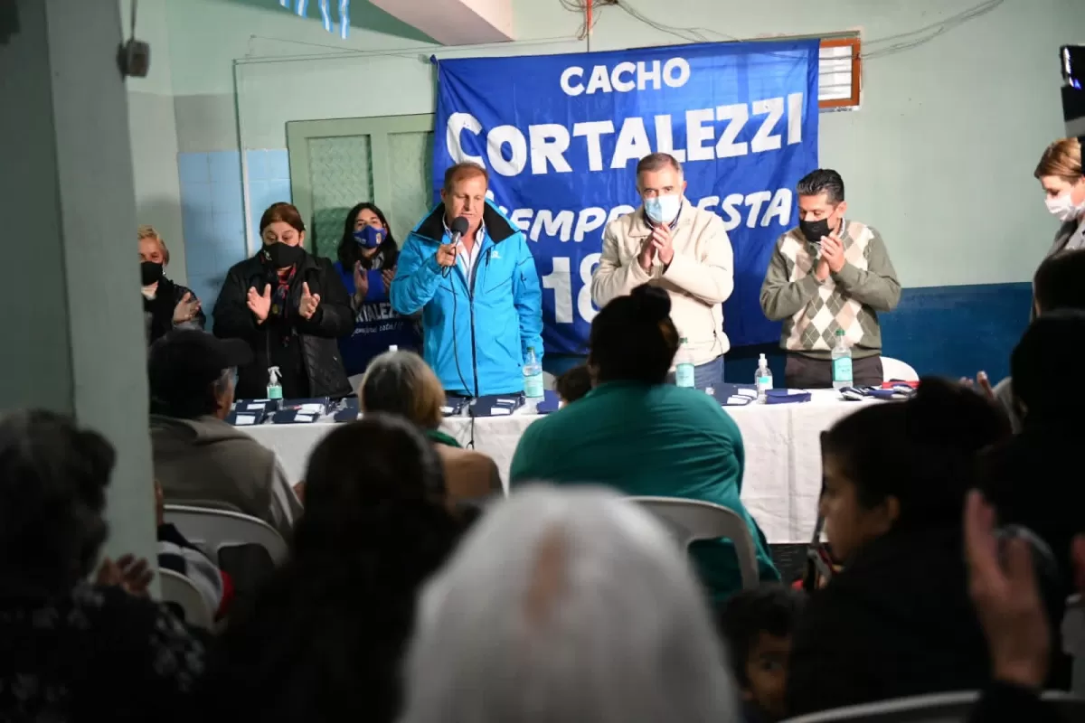 EN LA CAPITAL. Jaldo, junto al legislador Cortalezzi y su equipo. Foto: Prensa Gobernación