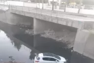 Accidentes en el canal Sur: un auto cayó y otro impactó contra una obra