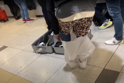 Le quisieron cobrar exceso de equipaje en un vuelo, hizo una picardía y se hizo viral