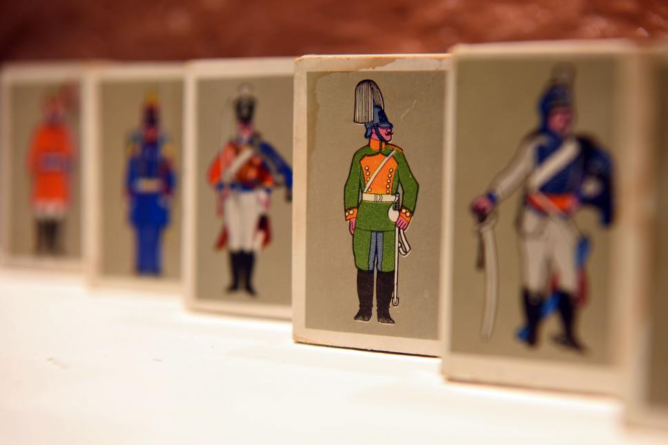 UNIFORMES MILITARES: Muy apreciados entre los coleccionistas las piezas con motivos militares del Siglo XIX.