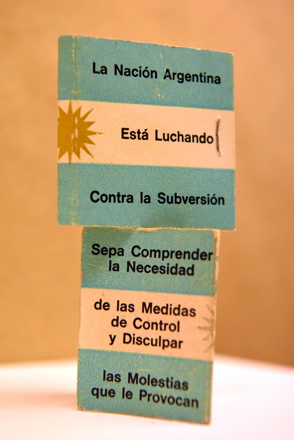 OPERACIÓN INDEPENDENCIA. Esta cajita era entregada a los automovilistas en las rutas tucumanas para advertirles sobre los operativos militares. 
