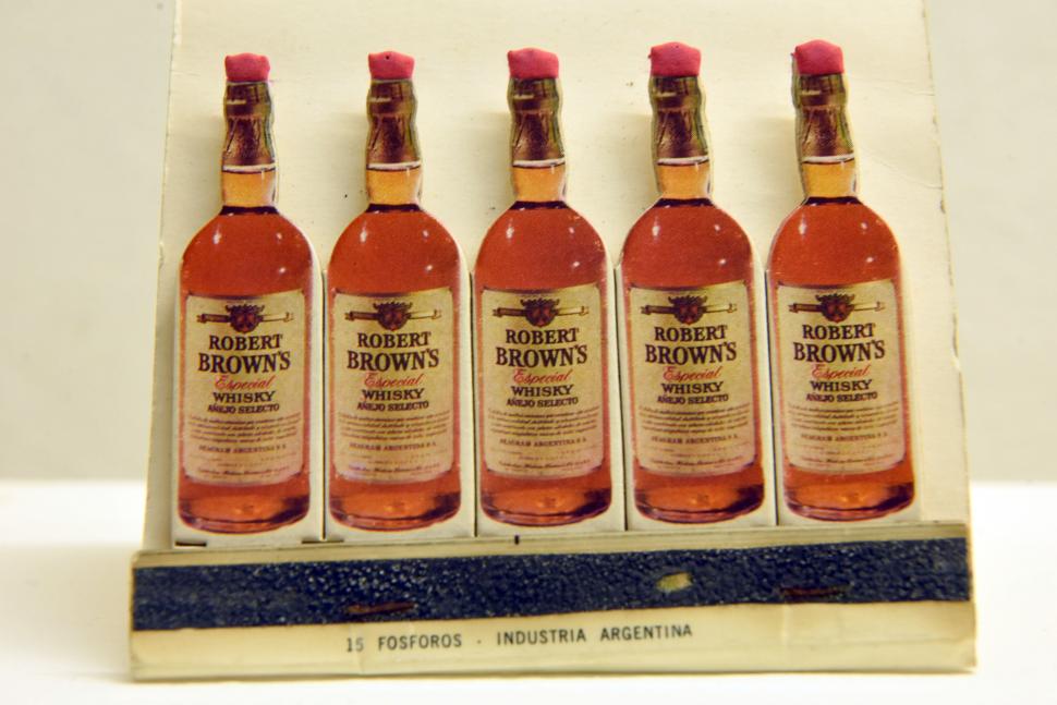 WHISKY: Notable pieza de merchandising en el que cada fósforo es una botella y cada tapa contiene el elemento que enciende la llama.