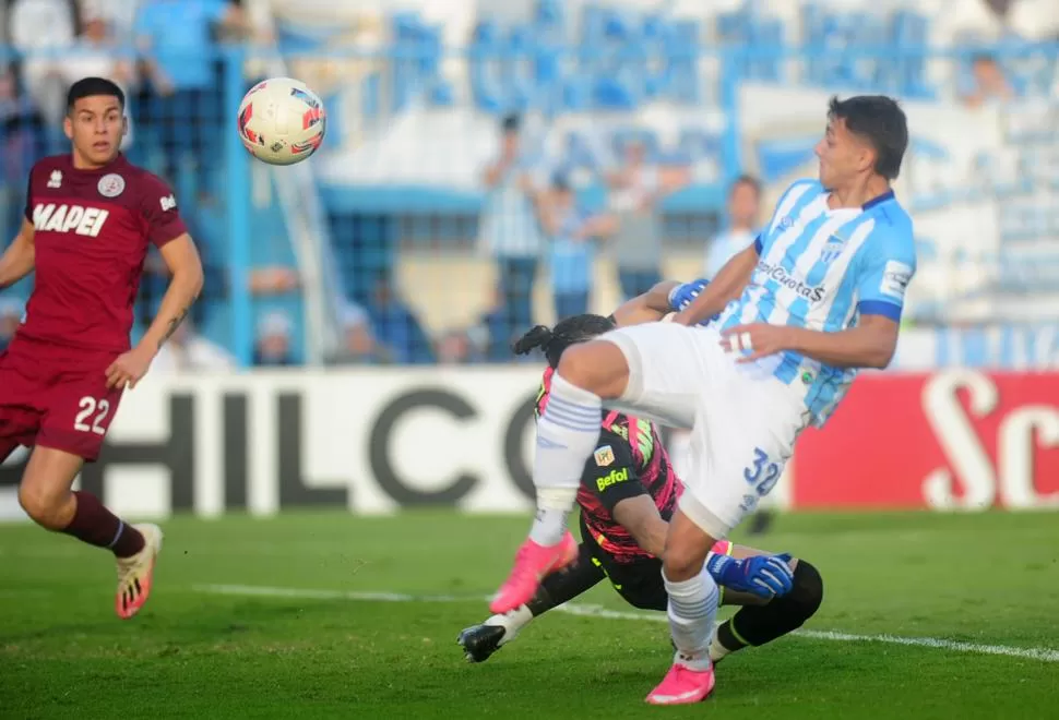 MUY CERCA. Puch entró muy enchufado al partido, en reemplazo de Lotti. El delantero de la Reserva supo mantener la pelota y hasta casi convierte un golazo.  