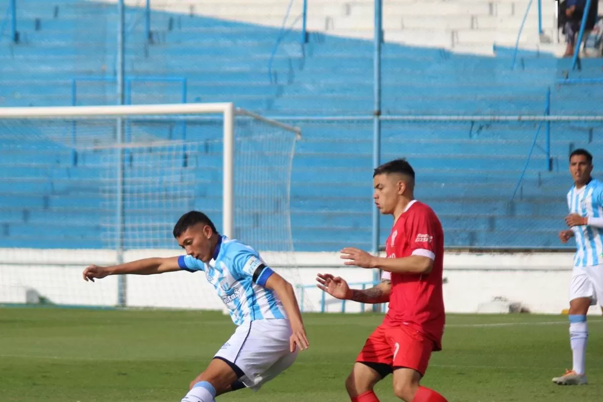 SOLIDEZ EN LA MARCA. Para Bruno Bianchi, figura destacada en la línea de fondo del “Decano”, el equipo viene mostrando profesionalismo y confianza. 