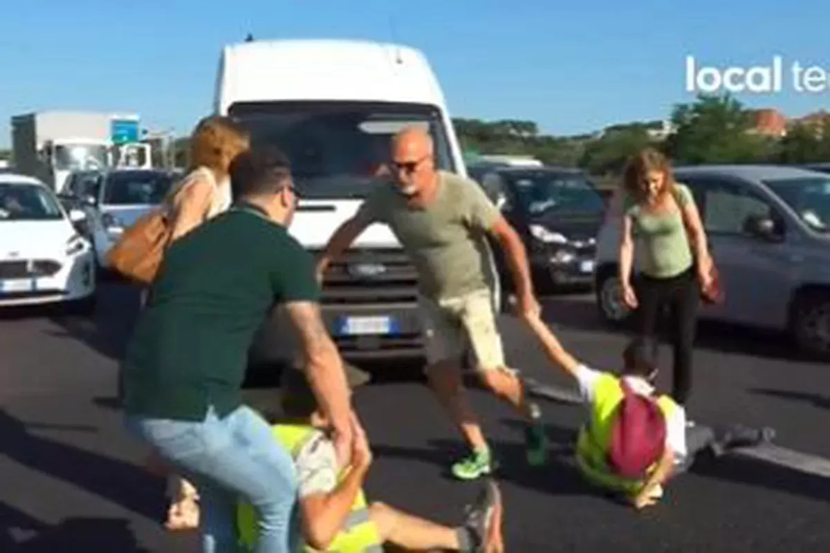 En Italia, los conductores decidieron arrastrar a los manifestantes para descomprimir una protesta.