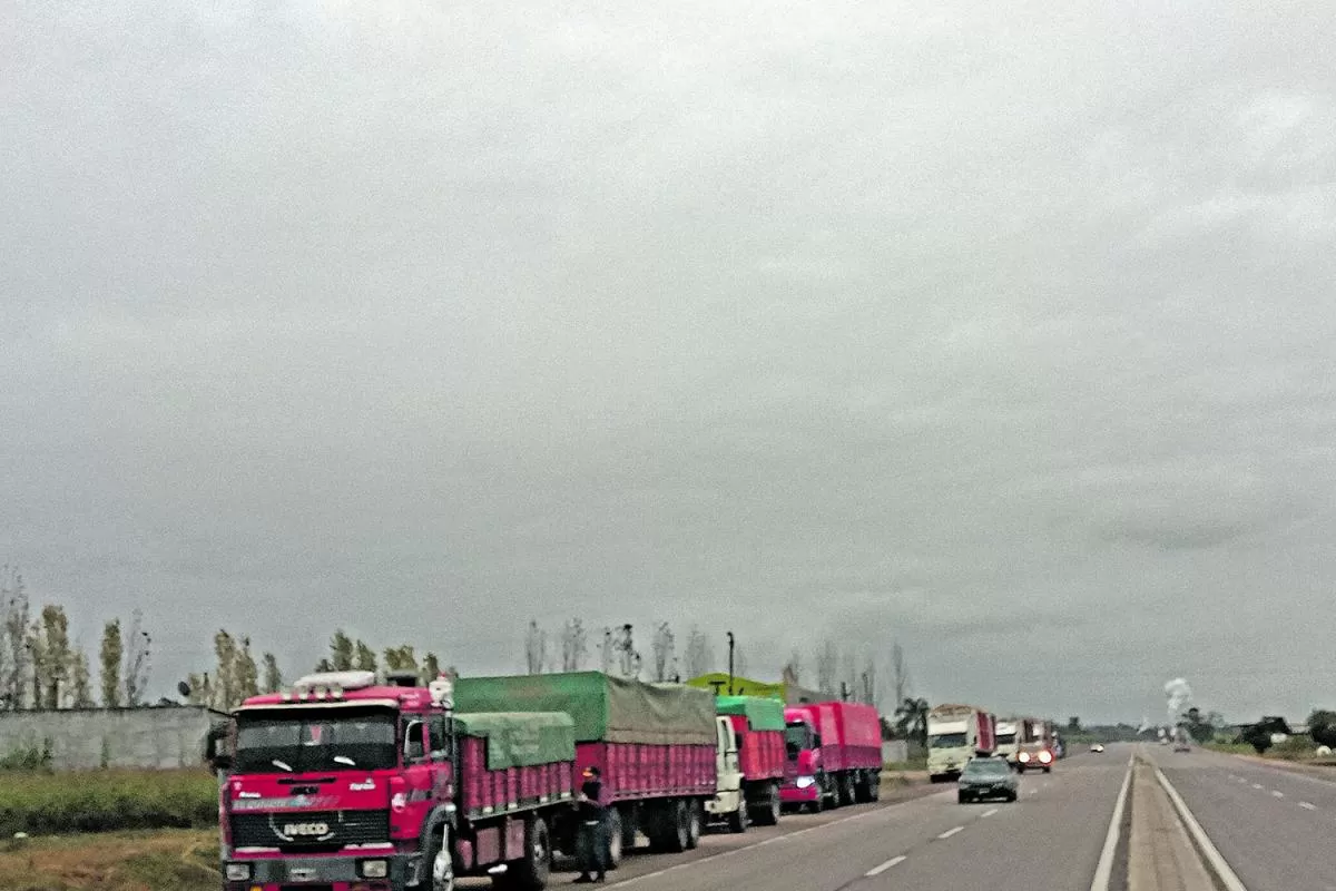 TRANSPORTE DE CARGA EN TUCUMÁN. Preocupación por la falta de combustibles en la región. Foto de Archivo LA GACETA