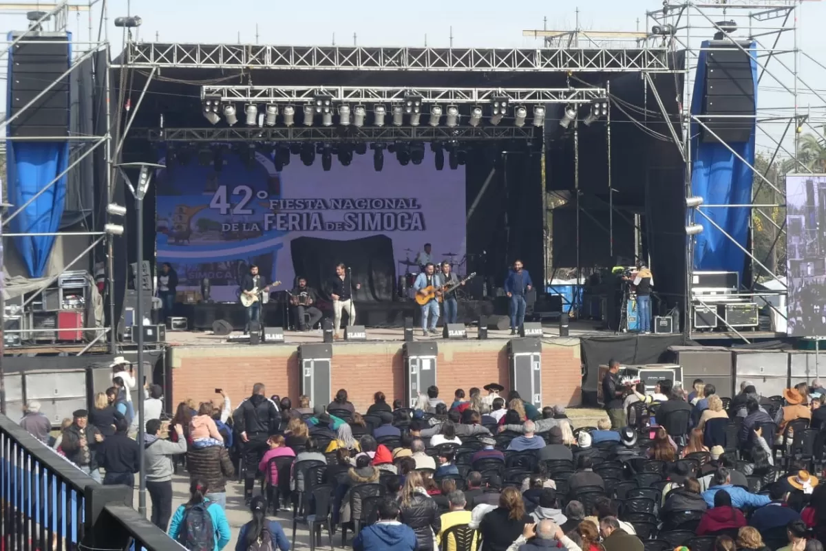 MÚSICA A PLENO. El escenario lleva el nombre de Virgilio Carmona. Numerosas figuras desfilaron ayer por allí y el gran cierre fue de Los Tekis. 