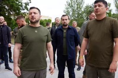 Guerra en Ucrania: Zelensky visitó una ciudad cercana a zonas controladas por Rusia