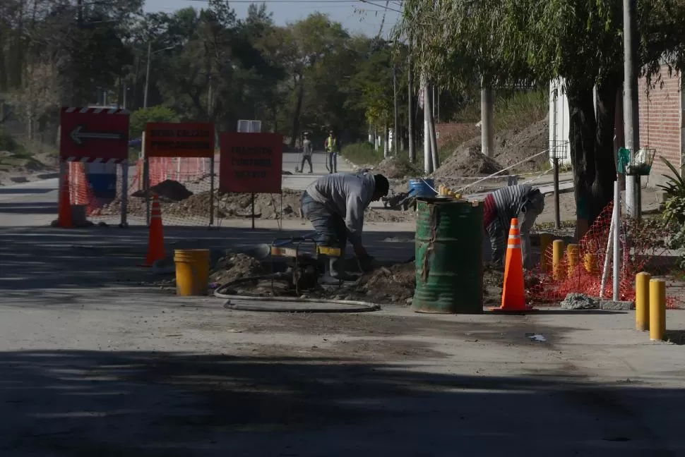 MANO A LA OBRA. Los obreros llevan adelante los arreglos en la zona del barrio Municipal, ante la expectativa de los vecinos de la zona. 