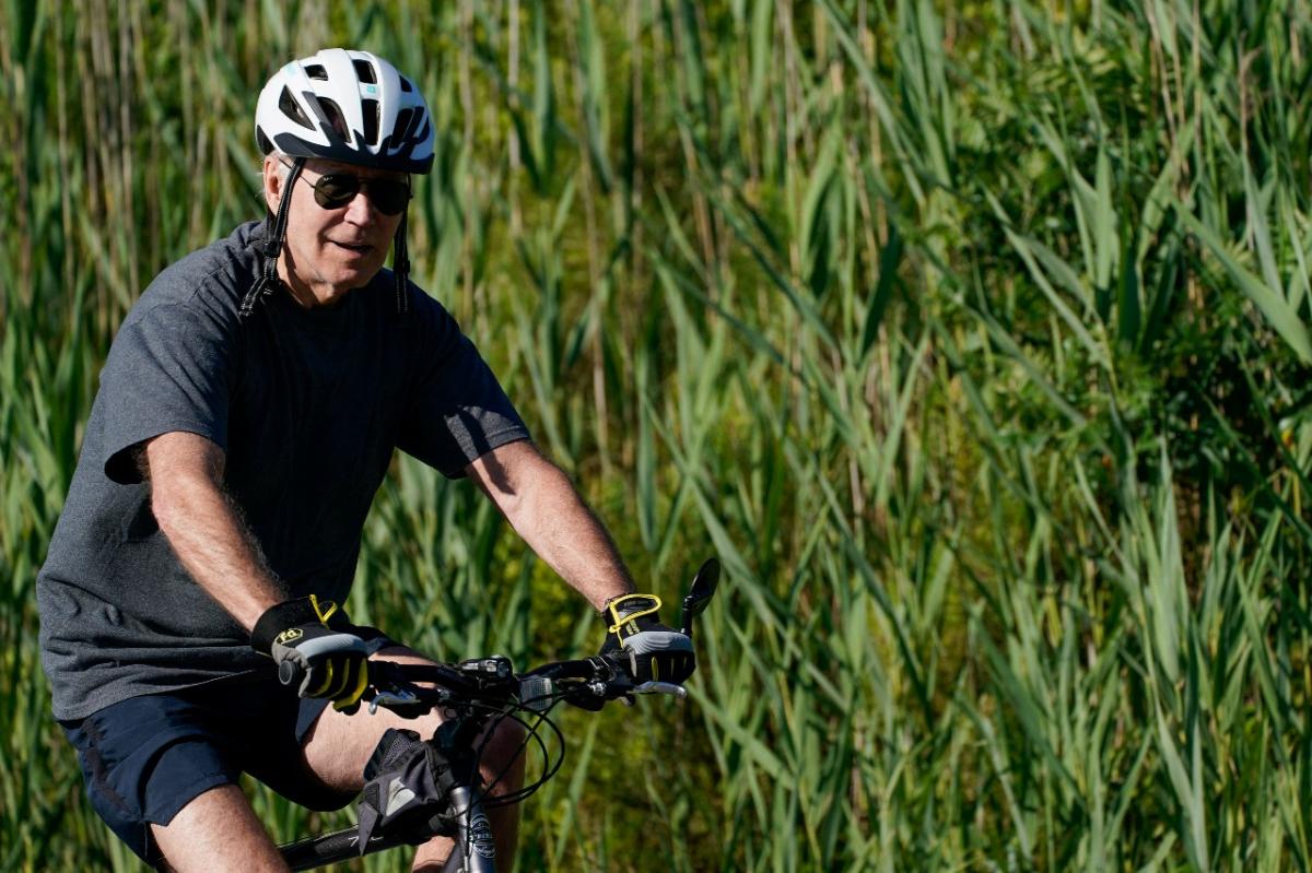 EN BICICLETA. Biden suele dar ese tipo de paseos los fines de semana.