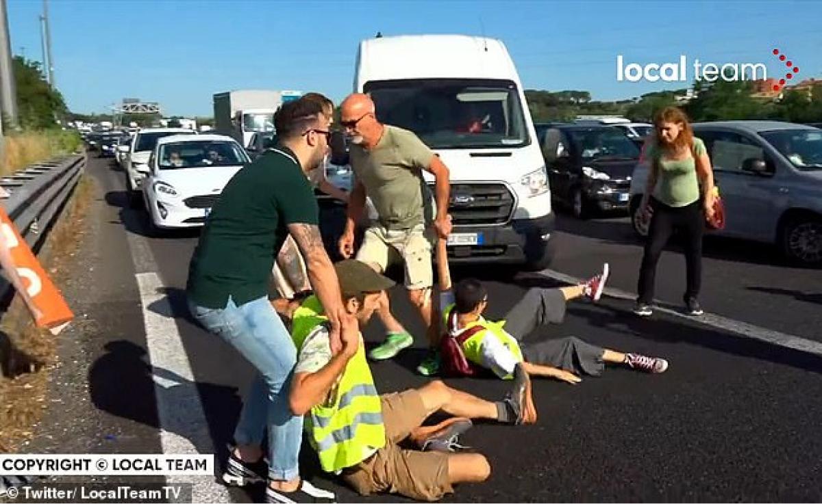 Video: enojados por un corte de ruta, dos conductores desalojaron violentamente a unos manifestantes