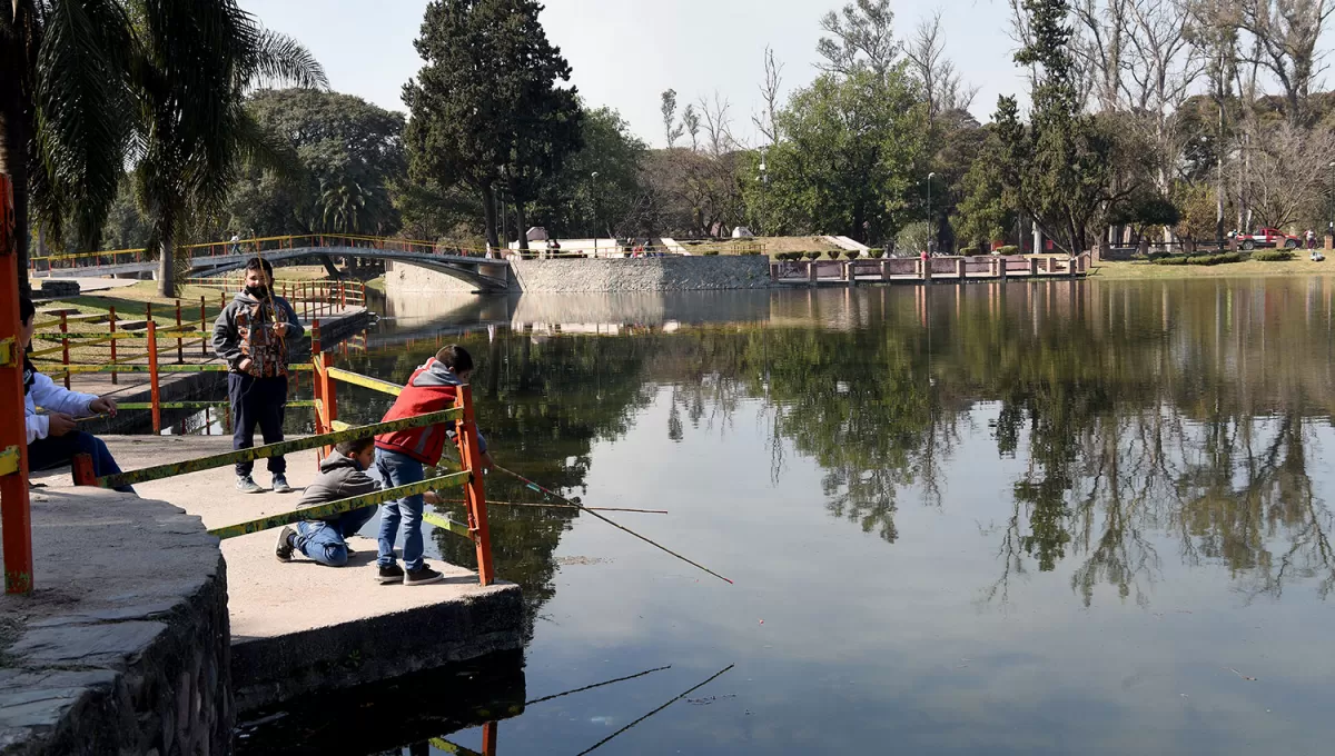 AL LAGO. El parque 9 de Julio convocará a miles de tucumanos para celebrar el Dia del Padre.