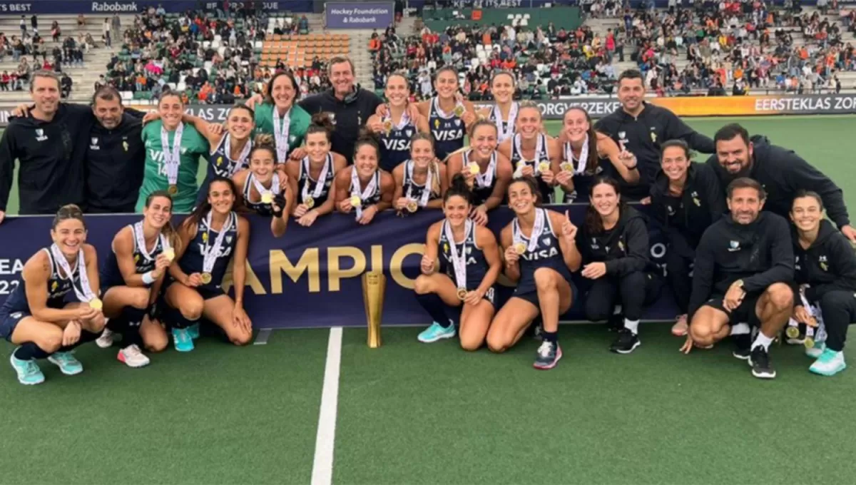 FELICES. Las jugadoras argentinas posan con el trofeo conseguido en Países Bajos.