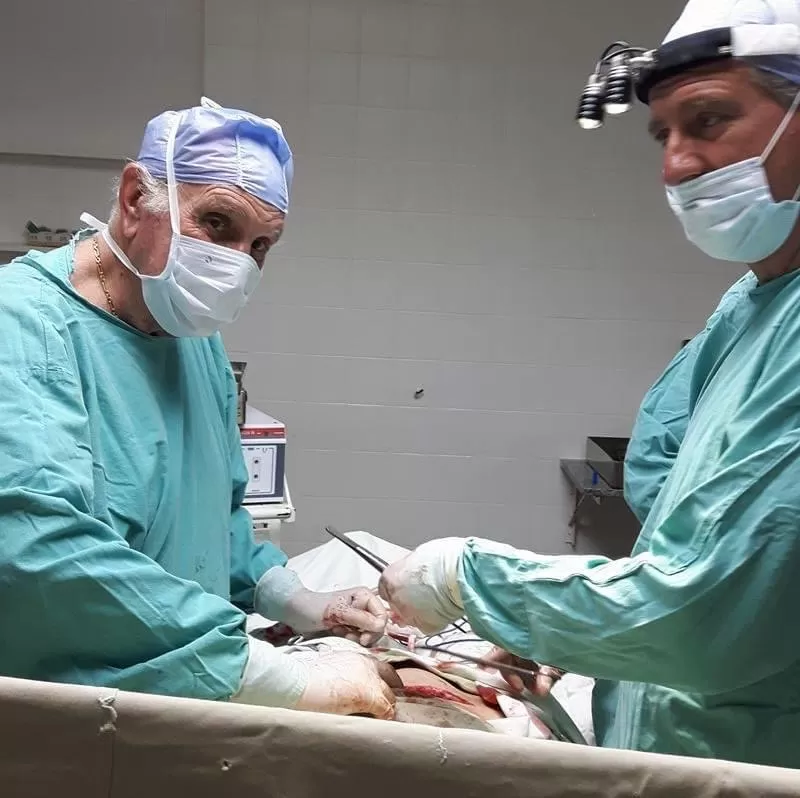 GRAN ORGULLO.  Armando y su papá llegaron a compartir hasta el quirófano. 