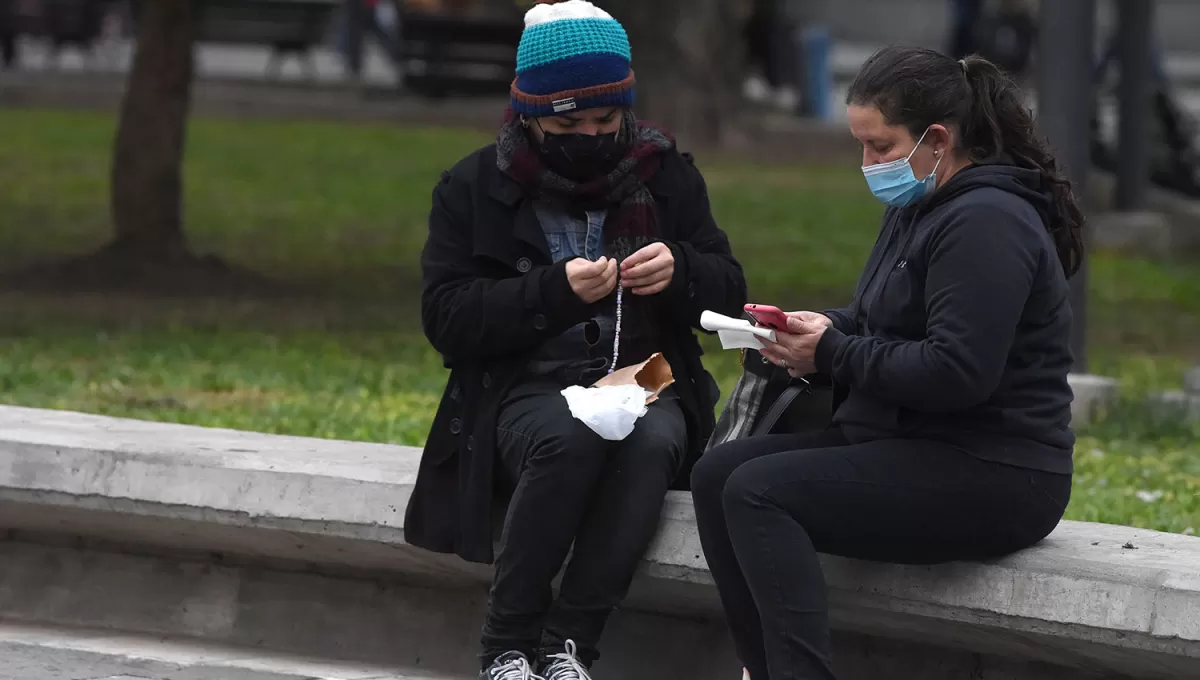 PREPARADAS. La ropa de abrigo será necesaria para aguantar las temperaturas que traerá el inicio del invierno.