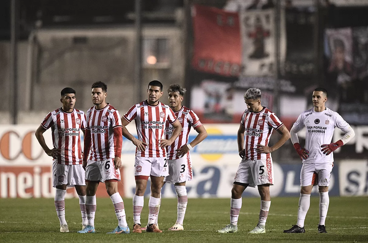 SABOR AGRIDULCE. Si bien sumó como visitante, el “Santo” perdió otra oportunidad de acortar la distancia con Belgrano por culpa de la falta de contundencia.