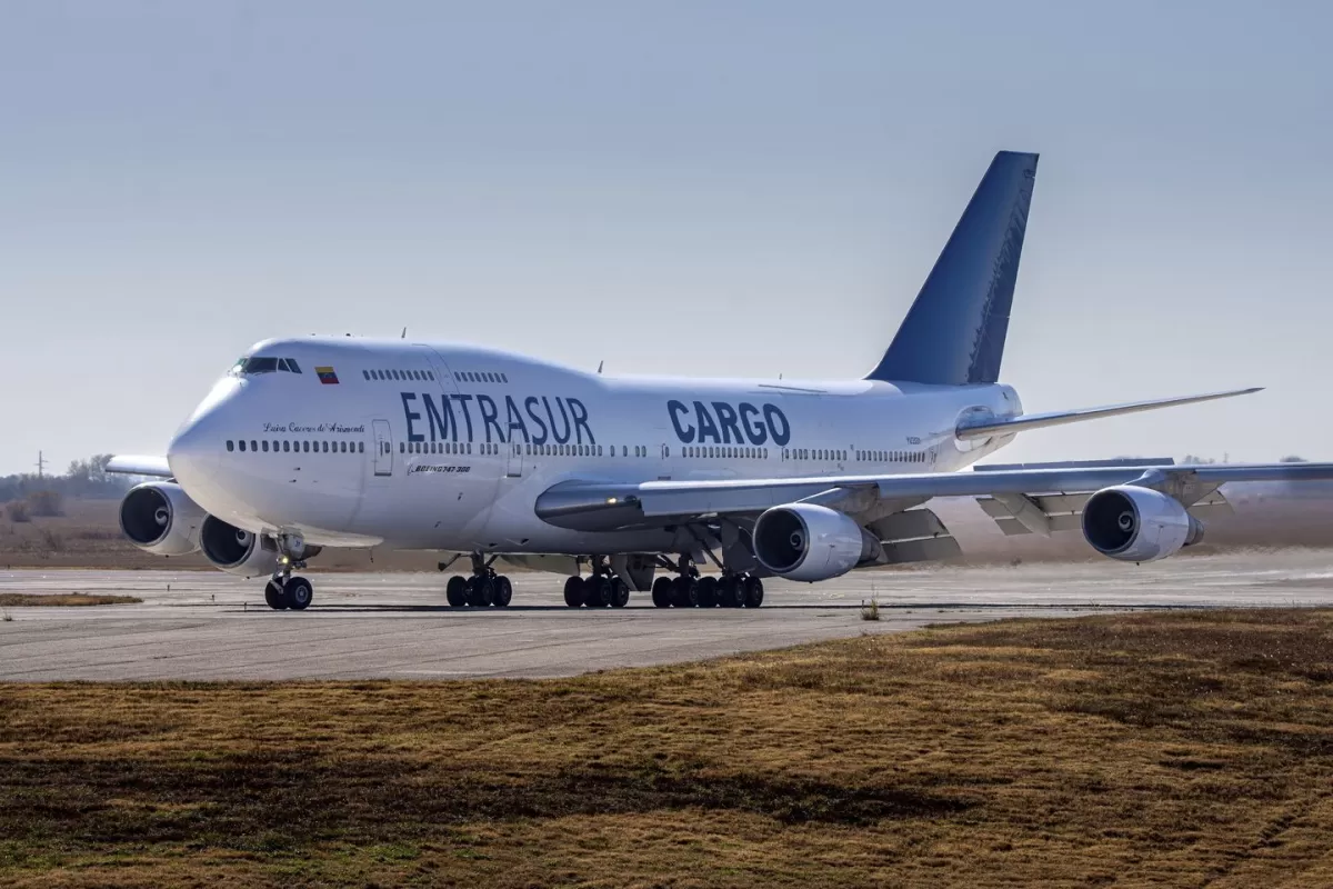 EN EZEIZA. La nave lleva retenida hace más de una semana en el aeropuerto Pistarini. 