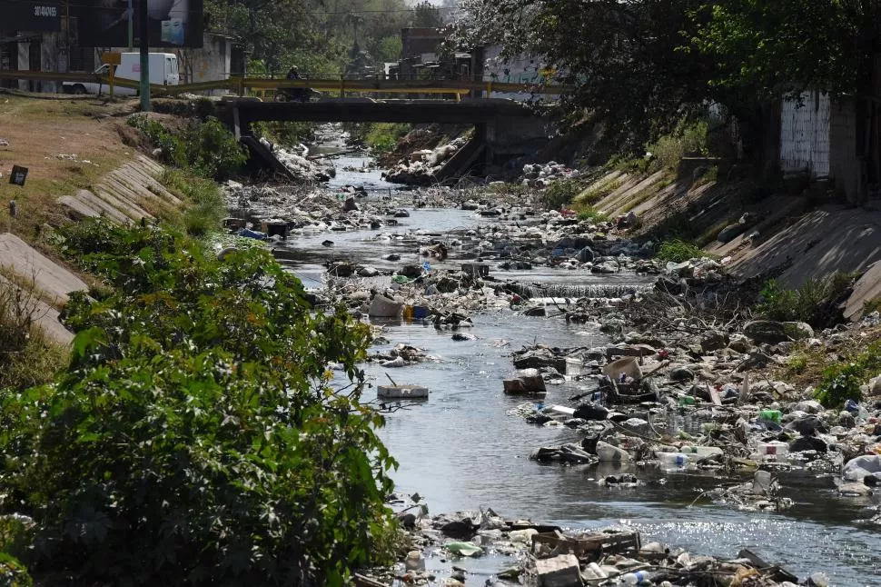 BASURALES. Es necesario evitar el depósito de residuos en canales. LA GACETA