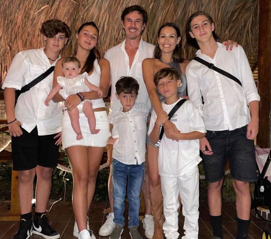 Pampita y su familia ensamblada junto a Roberto García Moritán