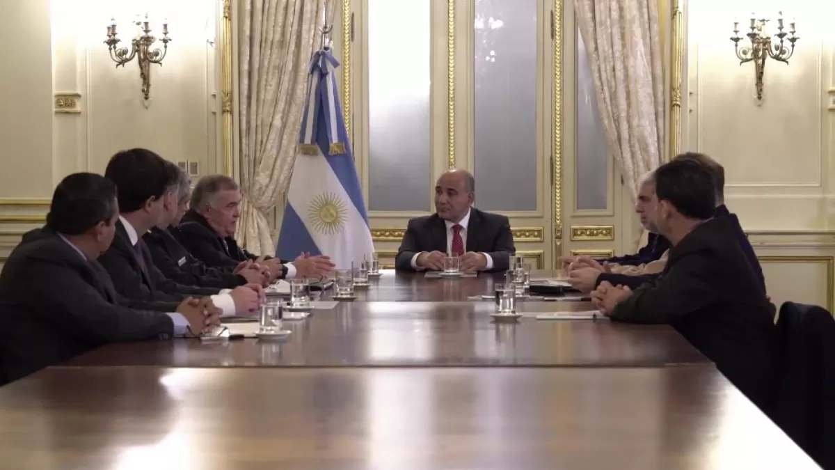 EN LA CASA ROSADA. Manzur a la cabecera, junto a Jaldo, a Aníbal Fernández y a autoridades de las fuerzas de seguridad federales. 