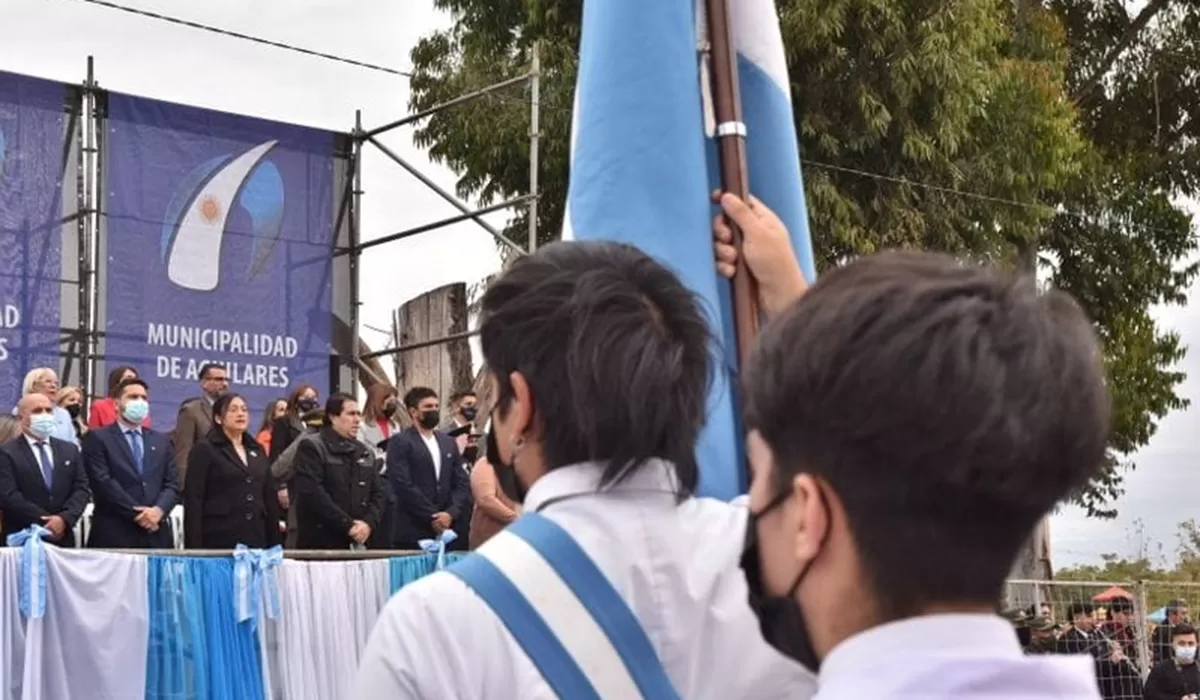 ACTO. El presidente subrogante de la Legislatura, Sergio Mansilla, presidió la promesa de lealtad a la Bandera por parte de estudiantes.