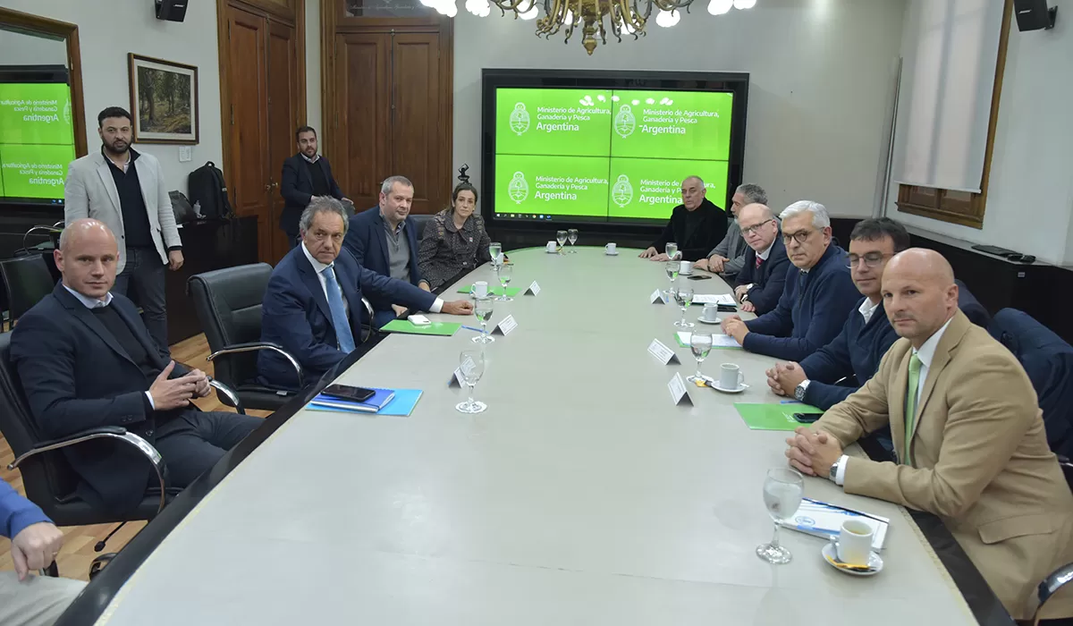 ENCUENTRO. Los ministros de Agricultura, Julián Domínguez, y de Desarrollo Productivo, Daniel Scioli, coincidieron en industrializar la ruralidad.