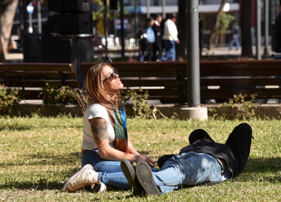 AL AIRE LIBRE. Frente al sol, no hacía falta abrigo.