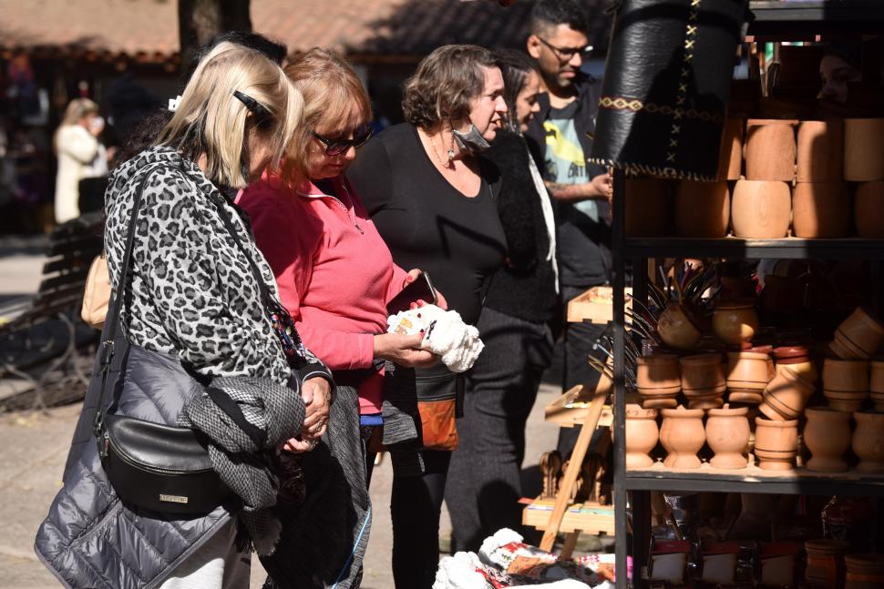 TURISMO. Hubo mucho movimiento en las tiendas de artesanías.