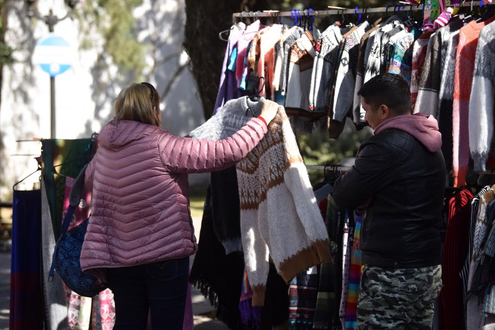 ABRIGO. En las ferias, predominaron los sweaters y camperas.