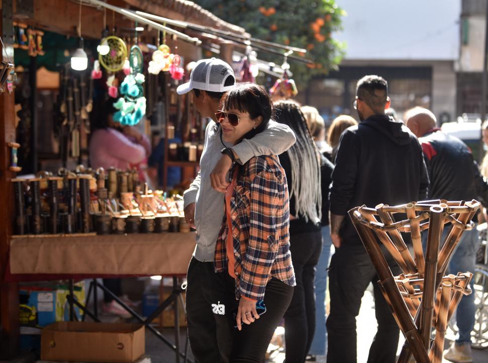 TIENDAS DE REGALOS. Muchos turistas recorrieron los puestos en busca de artesanías, recuerdos y símbolos patrios en honor al Día de la Bandera. LA GACETA / FOTOS DE INÉS QUINTEROS ORIO