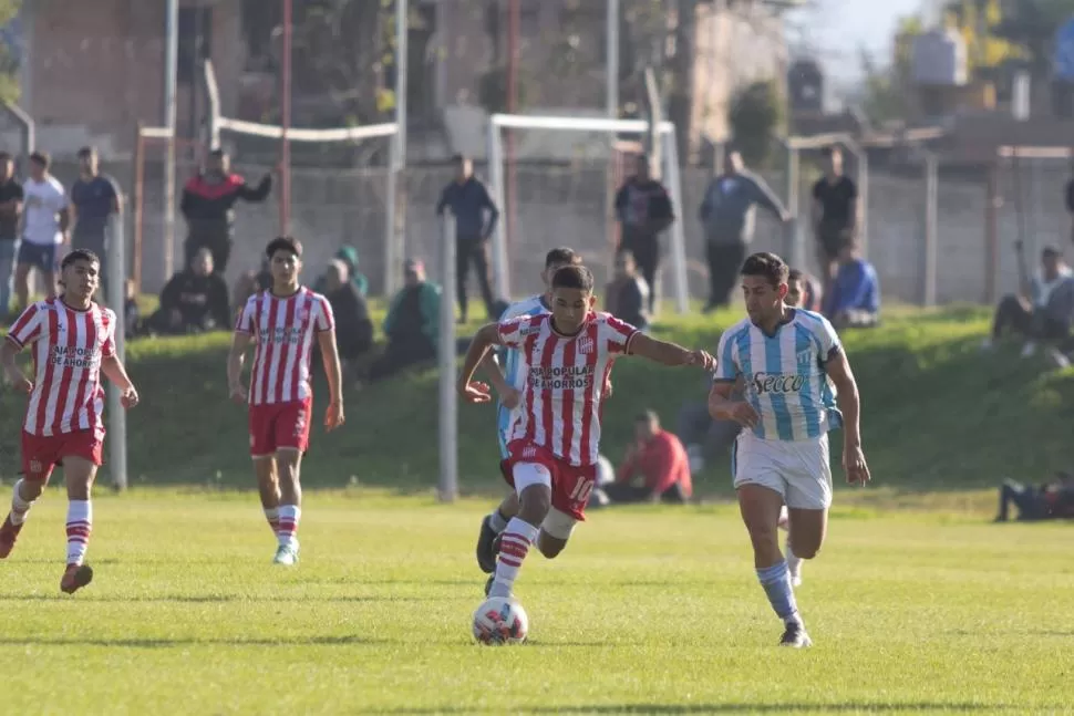 DESTACADOS. Alan Cisnero, de San Martín y Santiago La Rosa, de Atlético luchan por la pelota.   