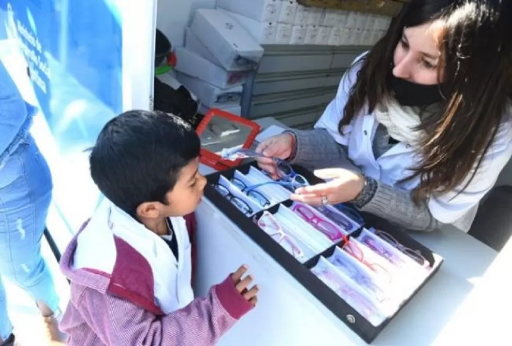 Unos 6.000 estudiantes tucumanos accederán a estudios oftalmológicos y a anteojos