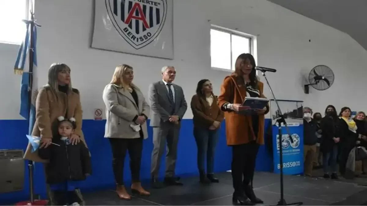 Susana Aguirre Ponce fue abucheada por utilizar lenguaje inclusivo durante un acto escolar.