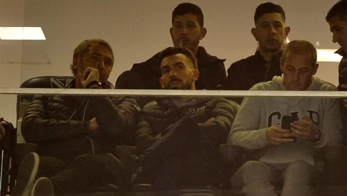 JUNTOS. Retegui y Tevez estuvieron juntos la semana pasada viendo a Central en la cancha de Vélez.