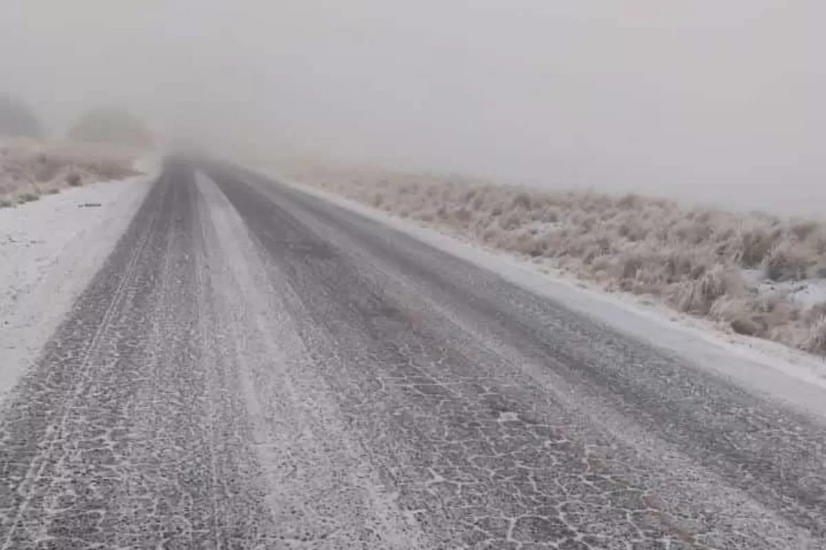 TAFÍ DEL VALLE. La nevada dejó la ruta cubierta de hielo.