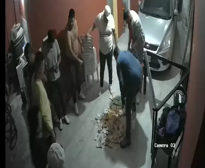 CAPTURA DE VIDEO. La cámara de la casa de uno de los sospechosos registró el momento en el que contaban el botín obtenido. 