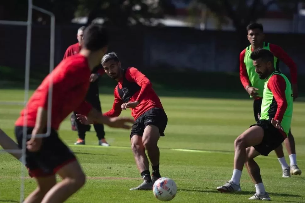 EL PASE FINAL. Herrera práctica como romper líneas en el Complejo. Según el mediocampista, eso le faltó al equipo para llevarse los tres puntos ante “Chaca”. 