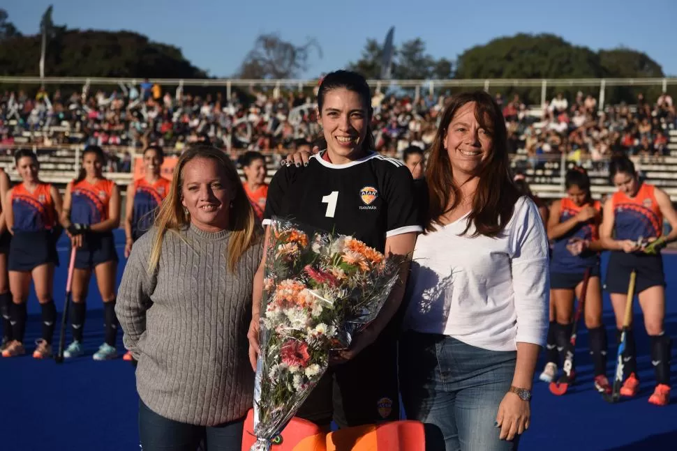 DESPEDIDA. Paulina junto a Ana Paula Riera, ex compañera en Tucumán Rugby. 