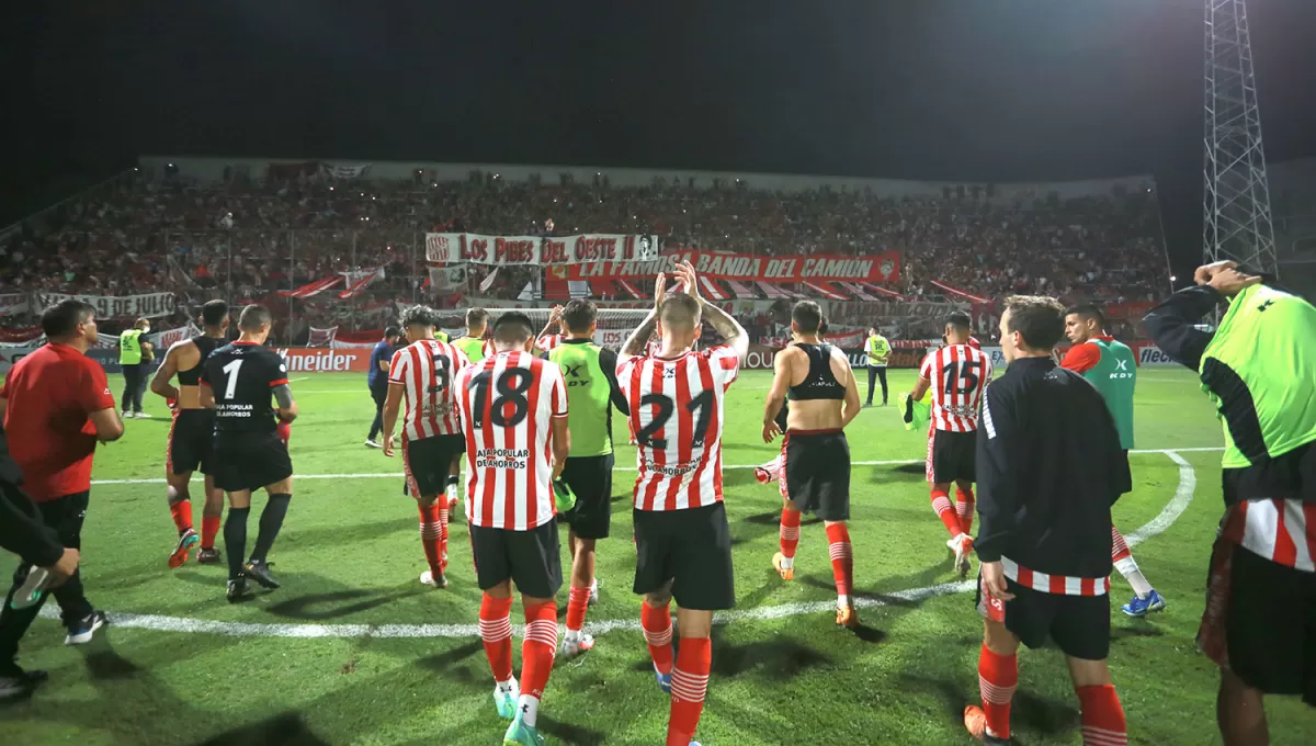 MILES. Los hinchas de San Martín viajaron masivamente hasta La Rioja para acompañar al equipo por Copa Argentina.