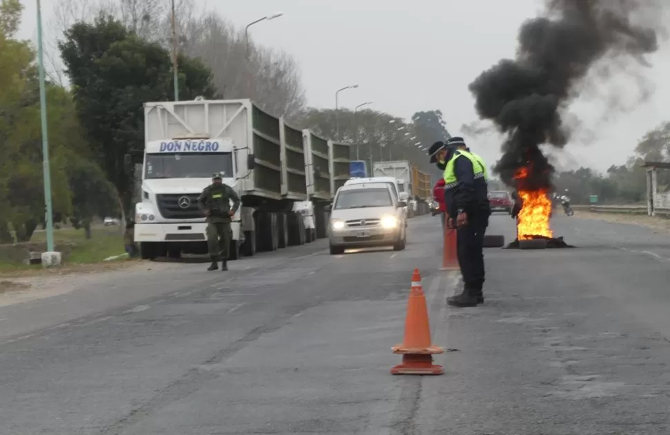 VIGILANCIA. La Policía montó controles para evitar que hubiera nuevos enfrentamientos. 