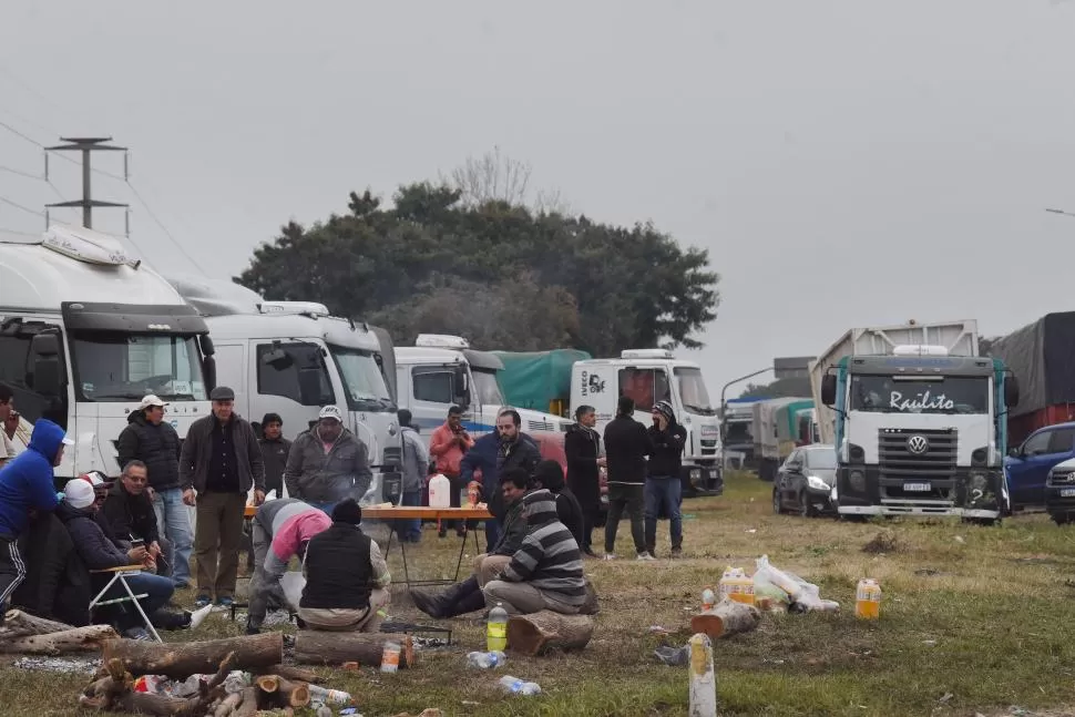 DESAYUNO EN LA RUTA. Los transportistas hicieron tortillas a la parrilla. 