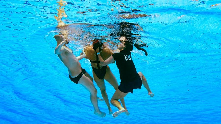 Dramático rescate: en plena competencia, una nadadora se desmayó en el agua y su entrenadora la salvó