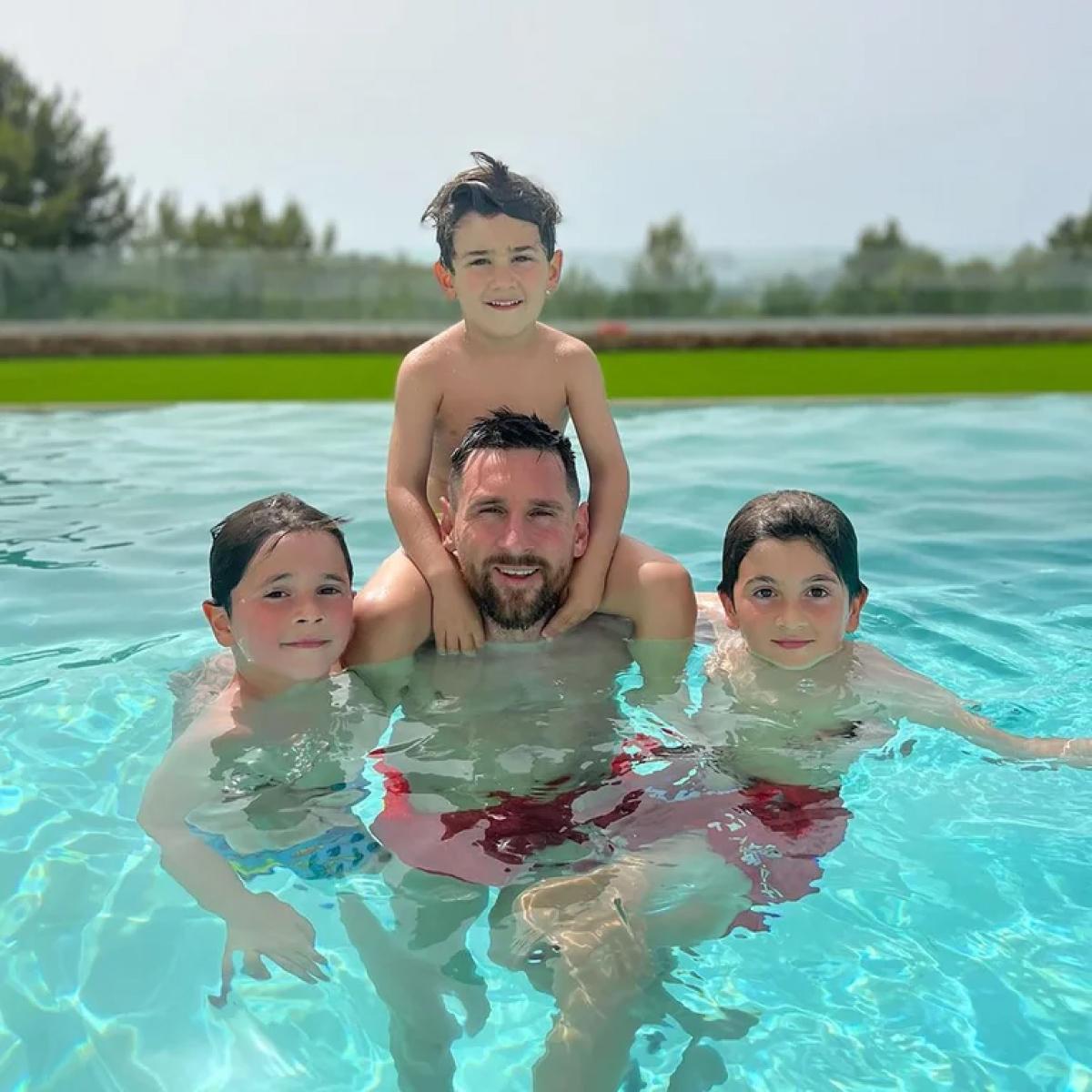 Lionel Messi junto a sus hijos.