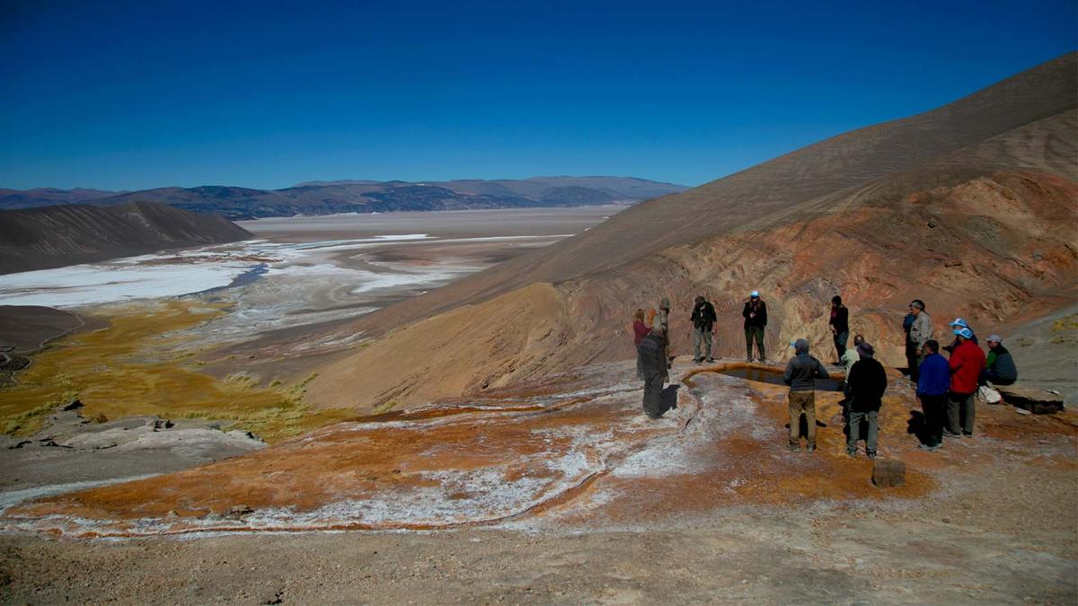 Un balcón natural de lujo frente al extenso salar de Antofalla