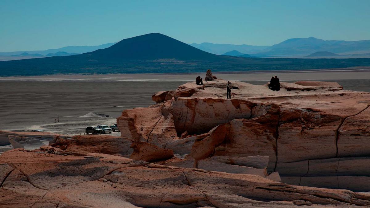 TURISMO. La reserva es visitada por turistas de todo el mundo. A lo lejos el volcán Carachi Pampa